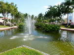 Hotel Iberostar Hacienda Dominicus am Strand von Bayahibe Park mit Springbrunnen im Hotel.